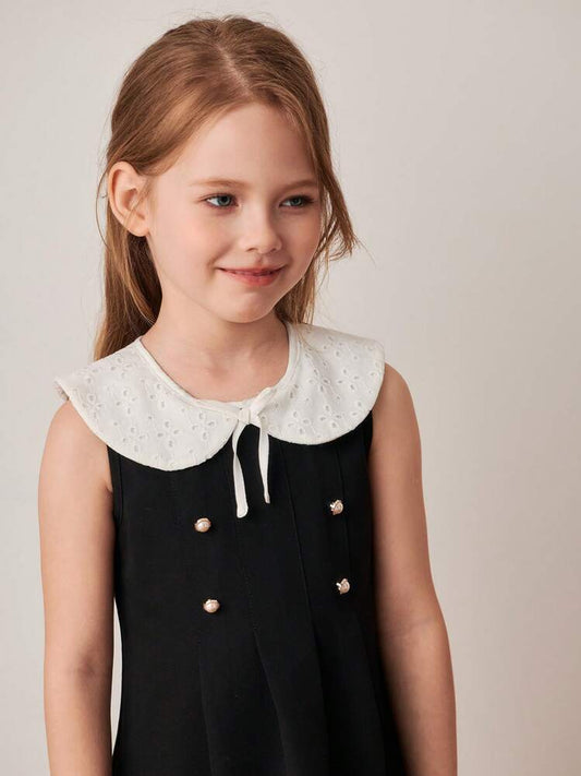 Le Style Écolière Chic : Robe Chasuble Noire à Col Claudine Brodé