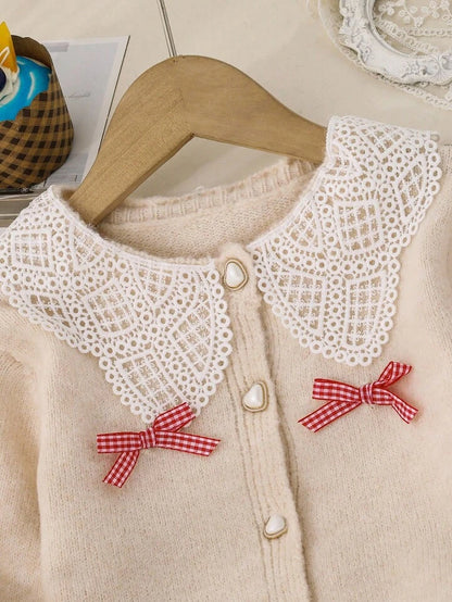 cardigan maille nude à grand col dentelle guipure et nœuds vichy rouge