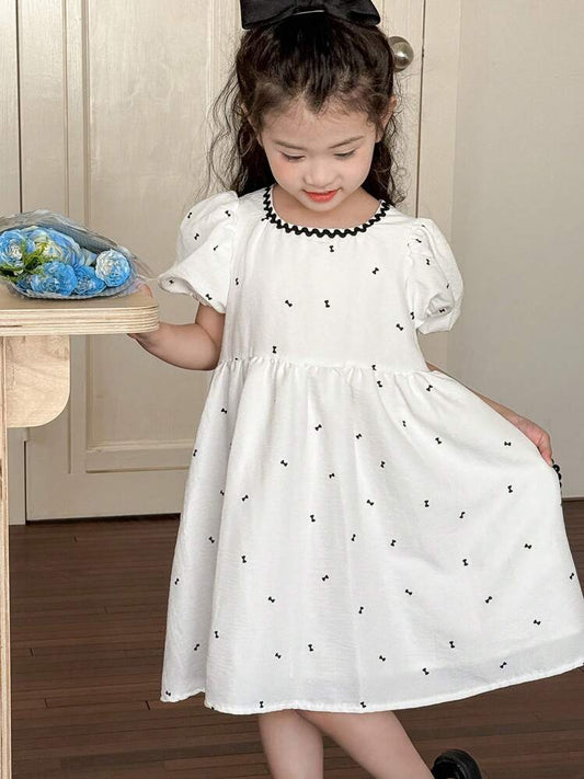 L'Élégance Classique : Robe Trapèze Blanche à Détails Festonnés