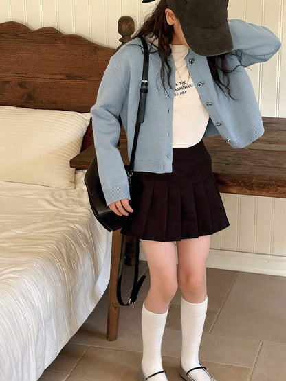 Cardigan bleu ciel court style preppy avec boutons bijoux