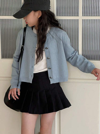 Cardigan bleu ciel court style preppy avec boutons bijoux