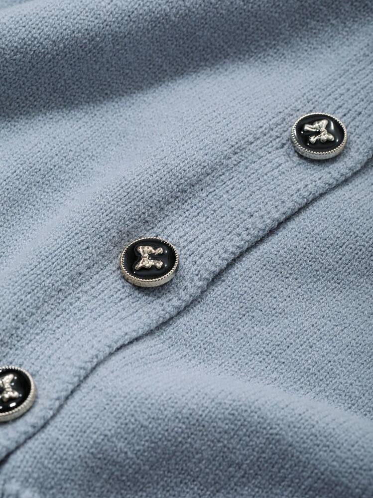 Cardigan bleu ciel court style preppy avec boutons bijoux