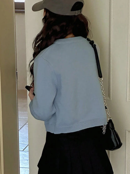 Cardigan bleu ciel court style preppy avec boutons bijoux